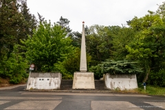 In Hollabrunn ist ein russischer Heldenfriedhof mit 22 Einzelgräbern und einem Massengrab für 42 russische Soldaten, welches im Oktober 1945 bereits errichtet wurde